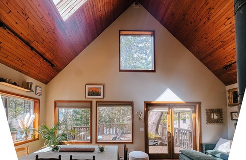 Vesuvius House | Treetop Oasis, 2 Bedrm Paradise on Salt Spring Island