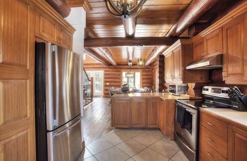 Lac Superieur Village Ski Chalet | ☆TREMBLANT-Jaccuzi, lake access, pool table, 10 min ski⛷☀