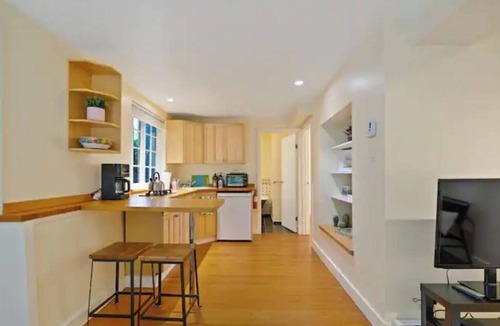 Grandview-Woodland House | Trendy and Cozy 1 Brm Garden Suite in Grandview-Woodland