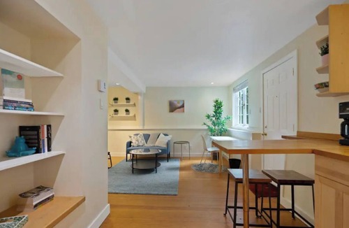 Grandview-Woodland House | Trendy and Cozy 1 Brm Garden Suite in Grandview-Woodland