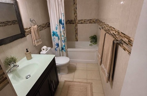 Beaconsfield Village Apartment | Trendy Apartement On Ossington Avenue