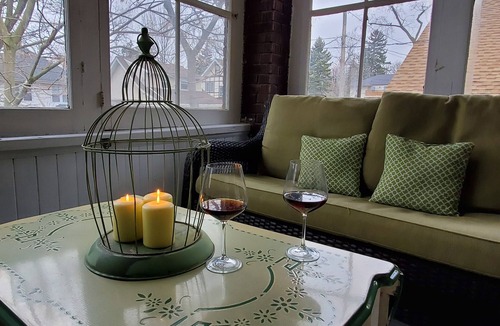 Niagara Falls Apartment | Trendy Apartment, Steps to Niagara Falls, Free Parking, Walk to Attractions!