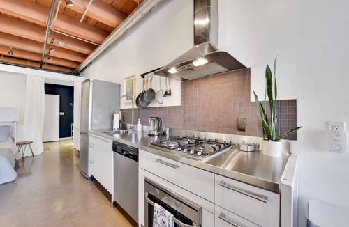 Downtown Eastside Apartment | Trendy Open Concept Loft in Historic Gastown
