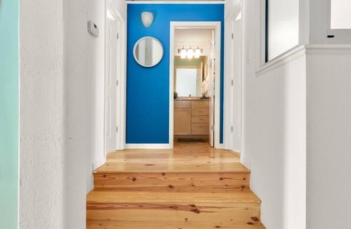 Downtown Apartment | Trifecta 2BR Free Parking Modern Superhost