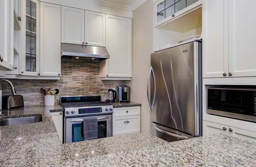 James Bay House | Triple Tiered Townhouse-1800 sq ft Corner Brownstone by Beacon Hill Park & Royal Museum