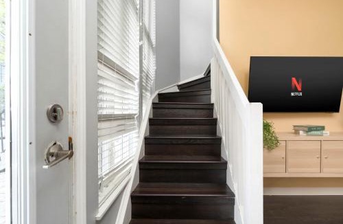 King West Village Apartment | Two Story Loft w 2 beds close to Lakeshore