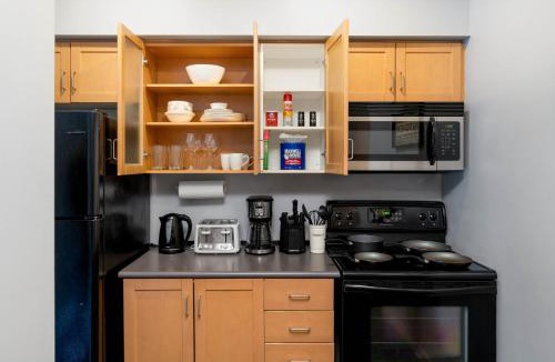 King West Village Apartment | Two Story Loft w 2 beds close to Lakeshore