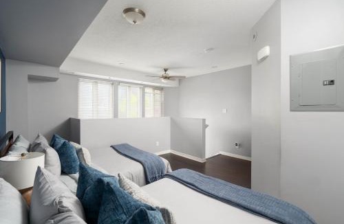 King West Village Apartment | Two Story Loft w 2 beds close to Lakeshore