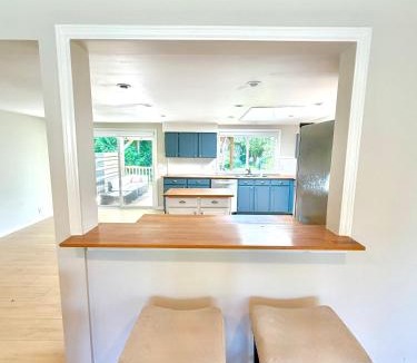 Aldergrove House | Ultimate Oasis-Waterpark, MAJOR INTERNATIONAL SPORTING EVENT!, Zoo & Huge Yard