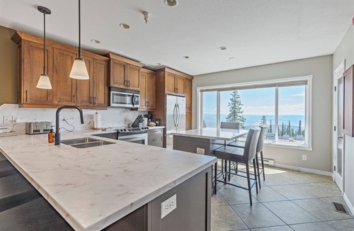 Silver Star Mountain Hotel | Ultimate Slopeside Retreat – Sleeps 24 Across Two Spacious Townhomes