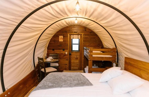 Waterfall House | Unique Covered Wagon Tiny Home - Fire Pit - Grill - Stargazing - Sunrises - Glamping