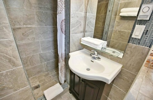 Wasaga Beach Cabin | Unit 1 2BR Beach Suite Walk to Beach (5 Min) BBQ Parking