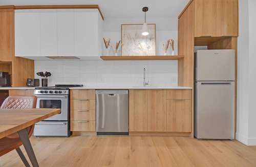 Rimouski-Neigette Apartment | Unit 106 - King Bed - 55" TV - Downtown