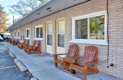 Wasaga Beach Cabin | Unit 11 Retreat | Near Beach | Fire Pit & BBQ