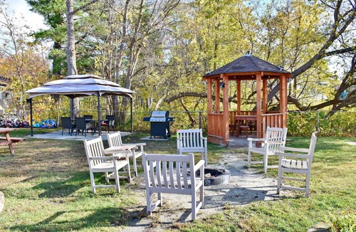 Wasaga Beach Cabin | Unit 7 Beach Retreat | Walk to Shore | BBQ + Fire Pit