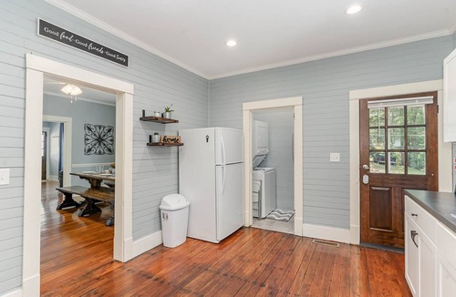 Sanford House | Updated historic 3b1.5b house minutes from old downtown w/deck & work space