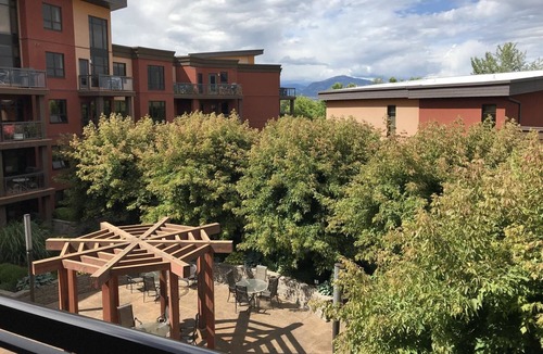 South Pandosy Apartment | Upper Floor w/ Courtyard View #550