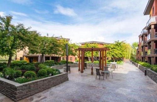 South Pandosy Apartment | Upper Floor w Courtyard View 550
