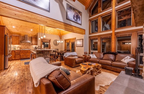 East Kootenay House | Upscale 4BR mountain retreat with private hot tub, AC, and Mountain Club access.