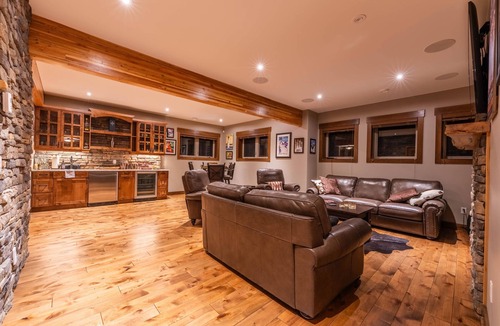 East Kootenay House | Upscale 4BR mountain retreat with private hot tub, AC, and Mountain Club access.