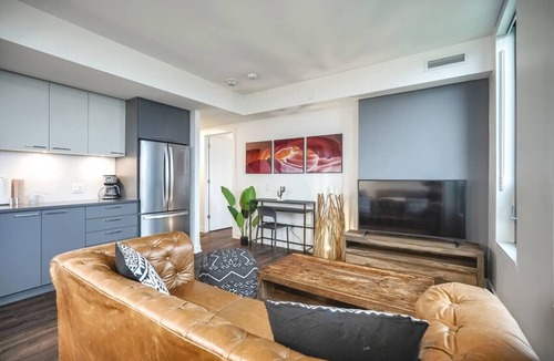 Mississauga Apartment | Urban 3BR with Lovely Views, Near Square One Mall