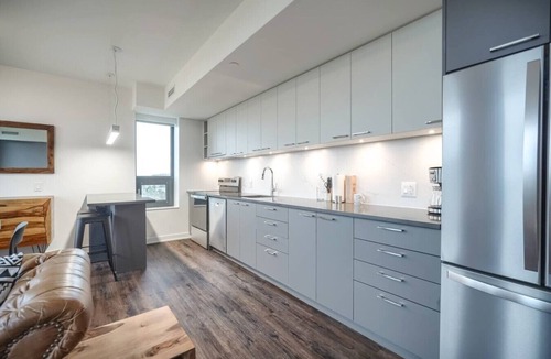 Mississauga Apartment | Urban 3BR with Lovely Views, Near Square One Mall