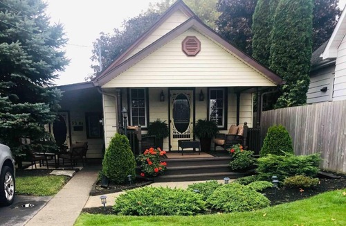 Niagara Falls House | Urban Cottage 1BR Mins Away Clifton Hill, Niagara
