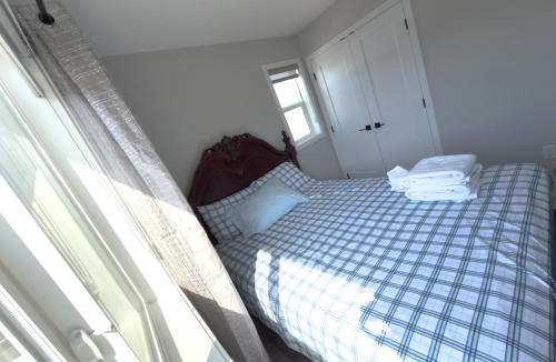 Northeast Edmonton House | Vacation rental home -1min to highway