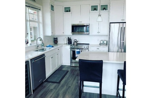 Okanagan-Similkameen Cottage | Valley View Hillside Cottage