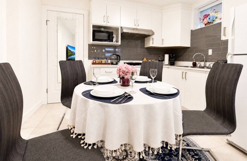 Sunset Apartment | Vancouver Nest | Cozy 2BR Retreat + Bonus Room Sleeps 6 Free Parking