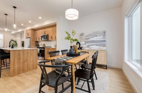 Shaganappi House | "Vanilla Golden Hour"-3 Bdrm mins from Downtown!