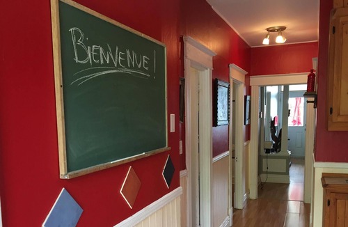 Vieux-Limoilou Apartment | VAST AND BRIGHT IN THE HEART OF QUEBEC * offers stays of 32 days *