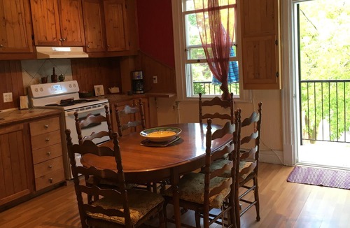 Vieux-Limoilou Apartment | VAST AND BRIGHT IN THE HEART OF QUEBEC * offers stays of 32 days *