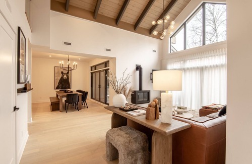 Mont-Tremblant Condo | Verbier L'Ours | Ski Mountain View | Shuttle/Spa & Pool Access | Covered Parking & EV Charger