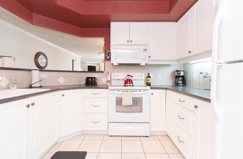James Bay Condo | Versatile Garden-Level Suite w/Natural Light