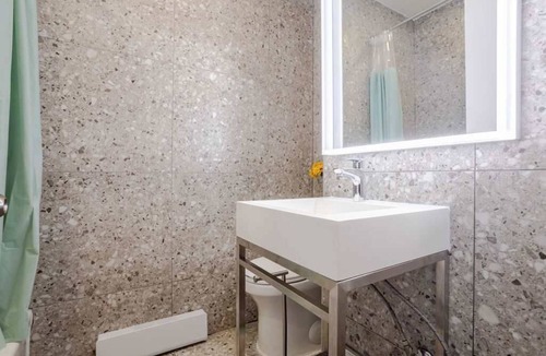 Gay Village Hotel | Vibe Queen – Central Montreal