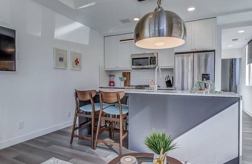 Sunnyside Condo | Vibrant & Modern Condo with Patio near LRT