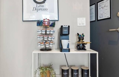 Connaught Apartment | Vibrant PopArt downtown suite – comfy & stylish!