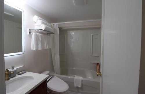 Gorge -Tillicum Area House | Victoria Gorge Waterway Vacation Home