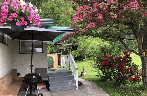 Castlegar House | Villa Britton, Experience Apres Ski, unique fun & comfortable home.