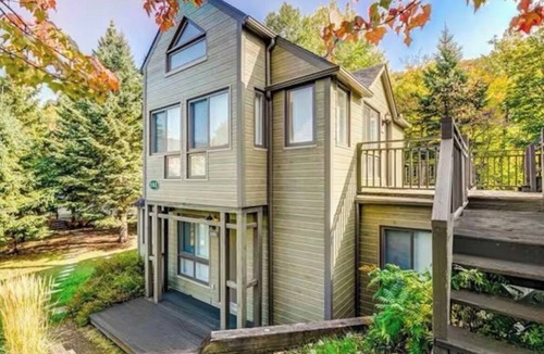 Mont-Tremblant Pedestrian Village Apartment | Villa Papousse