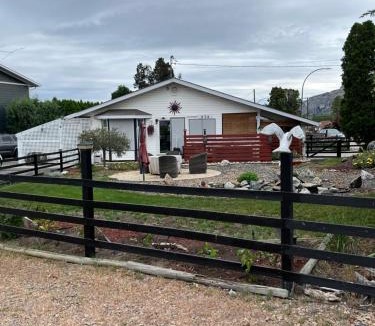 Oliver Bed & Breakfast | Vintage Merlot Bed and Breakfast
