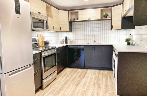 Saskatoon Downtown House | VIP YXE - Varsity View | Two bedroom Suite Near RUH