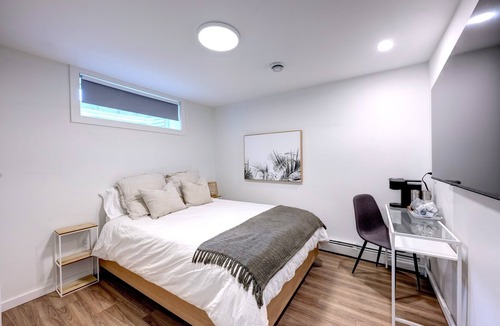 Saskatoon Downtown Hotel | VIP YXE - Varsity View | Private Bed & Bath