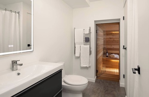 Saskatoon Downtown Hotel | VIP YXE - Varsity View | Private Bed & Bath