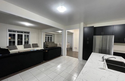 Mount Pleasant House | VRBO 6 Queen Beds in 6 Bedrooms with 3 Bedrooms Having Attached Bath