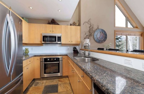 Blackcomb House | Walk or Shuttle to Skiing, Secure Parking