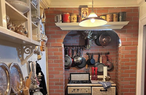 Downtown Niagara Falls Bed & Breakfast | Walk to Everything -Blue Room