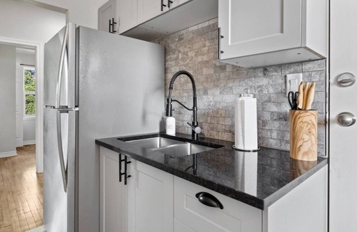 Walkerville Apartment | Walkerville 1BR Apartment | WiFi + Workspace
