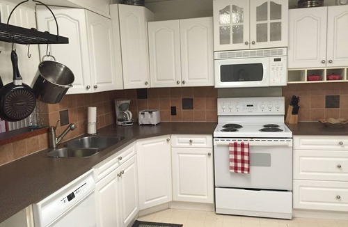 Sylvan Lake Cottage | Walking distance to the Lake - Family Friendly - Dual Suite Cottage
